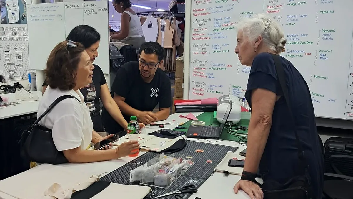 Participantes trabajando en un taller creativo de Las Artes Lima