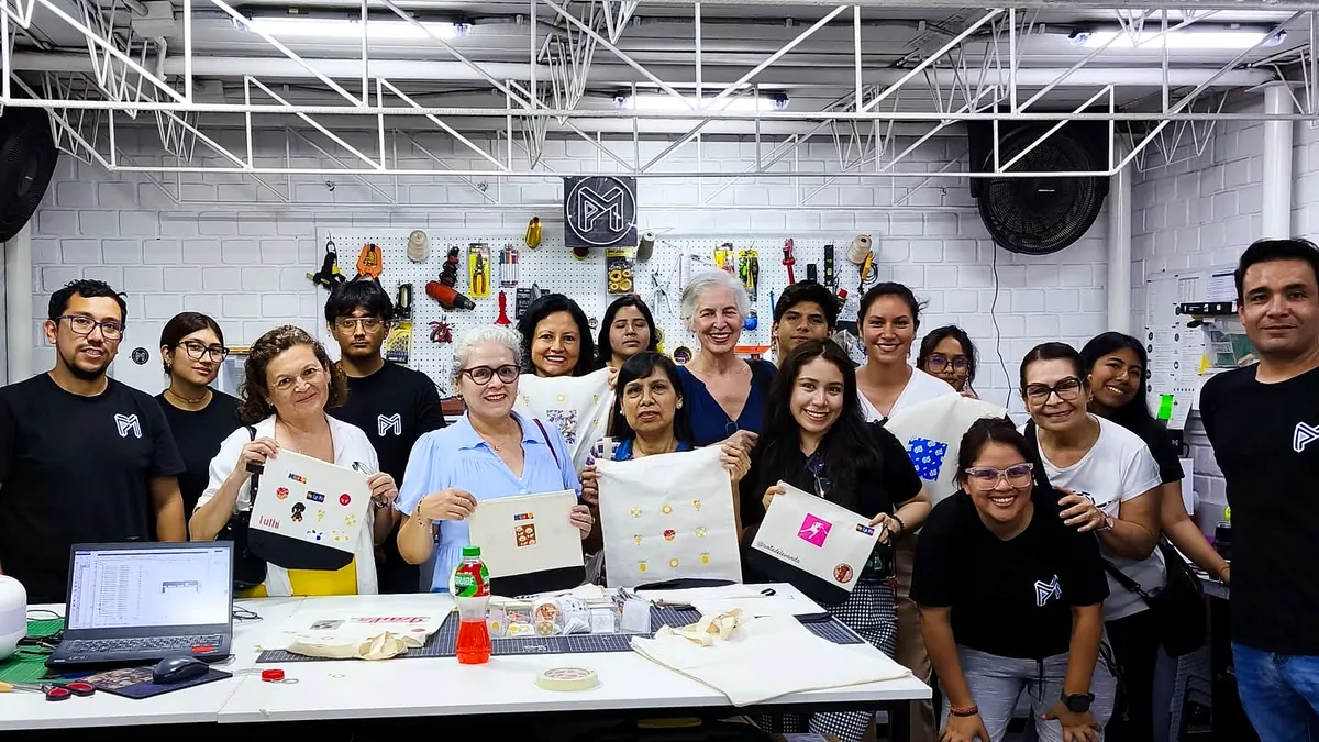 Grupo de participantes y equipo de Las Artes Lima en un taller